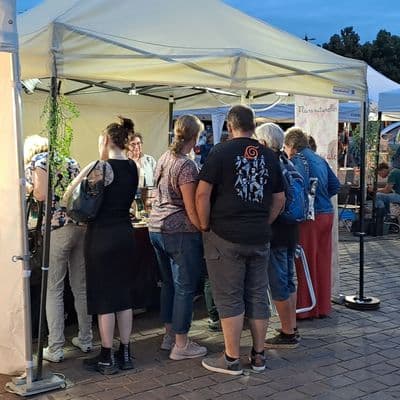 Visiteurs rassemblés autour du stand